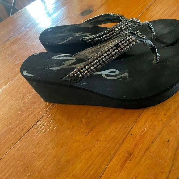 Like NEW! Size 10 Guess black platform wedge sandals flip flops - Picture 2 of 4